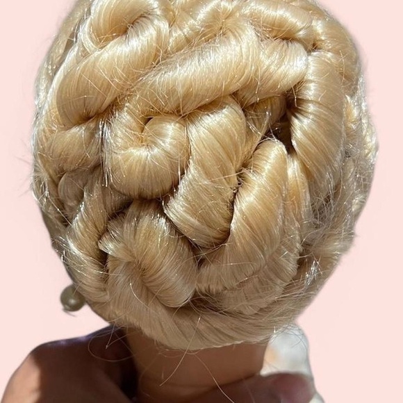 Barbie doll my size with Cream princess dress - Picture 7 of 7